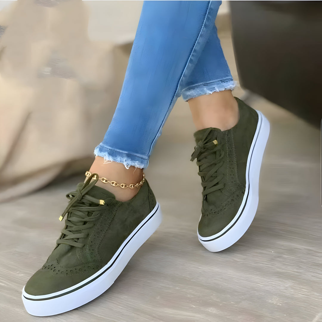 Elegant sorte ortopædiske sneakers til kvinder, tilbyder komfort, støtte og stil med åndbart mesh-materiale.