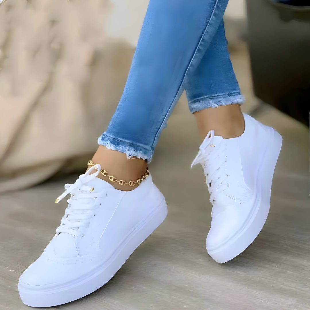 Elegant sorte ortopædiske sneakers til kvinder, tilbyder komfort, støtte og stil med åndbart mesh-materiale.