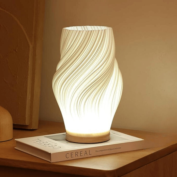 Funktionel og stilfuld bordlampe, ideel til læsning eller som stemningsbelysning med moderne design.