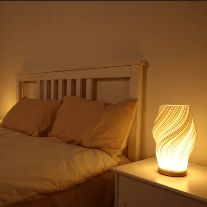 Stilren bordlampe med LED-teknologi for energieffektiv og justerbar belysning og hygge.