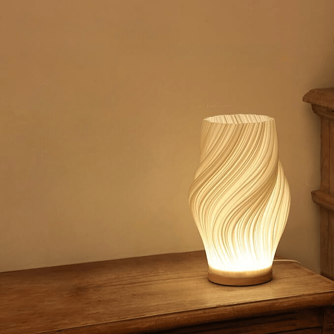 Stemningsskabende lampe til stuen, fremhæver moderne indretning med blødt og dæmpbart lys.