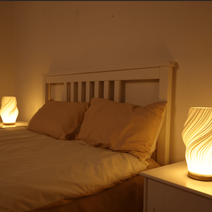 Designbordlampe med elegant finish, ideel til hygge og funktionel belysning i hjemmet.