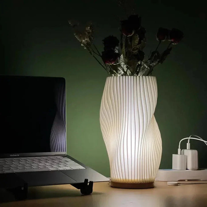 Kompakt LED-lampe til skrivebord eller natbord, giver dæmpbart og behageligt stemningslys.