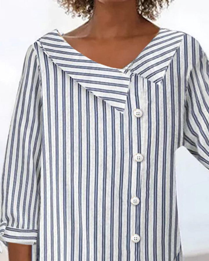 "Elegant stribet damebluse med 3/4 ærmer, frontbillede. Moderne design i komfortable, åndbare materialer."