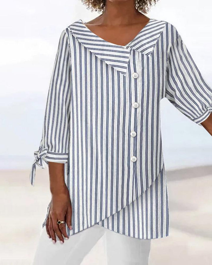"Elegant stribet damebluse med 3/4 ærmer, frontbillede. Moderne design i komfortable, åndbare materialer."