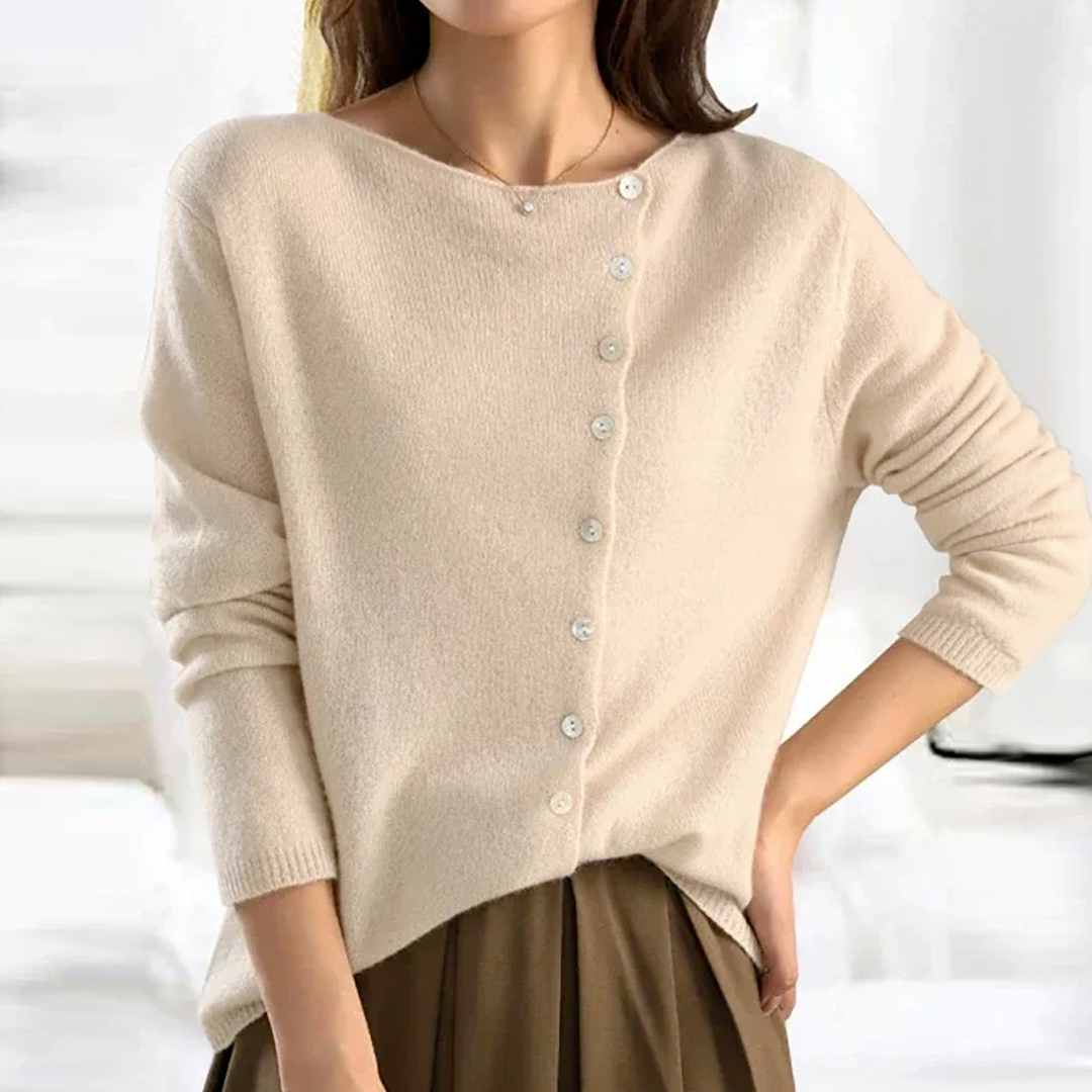 "Elegant strikbluse med knapper, rund hals og lange ærmer. Komfortabelt og tidløst design til hverdag og særlige lejligheder.