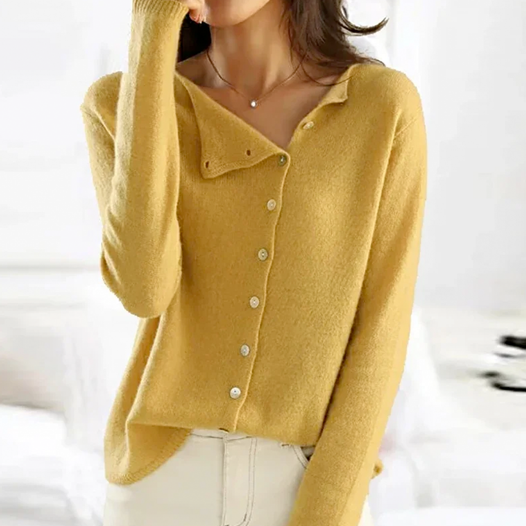"Elegant strikbluse med knapper, rund hals og lange ærmer. Komfortabelt og tidløst design til hverdag og særlige lejligheder.