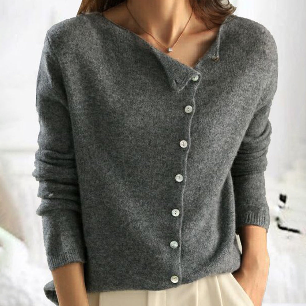 "Elegant strikbluse med knapper, rund hals og lange ærmer. Komfortabelt og tidløst design til hverdag og særlige lejligheder.