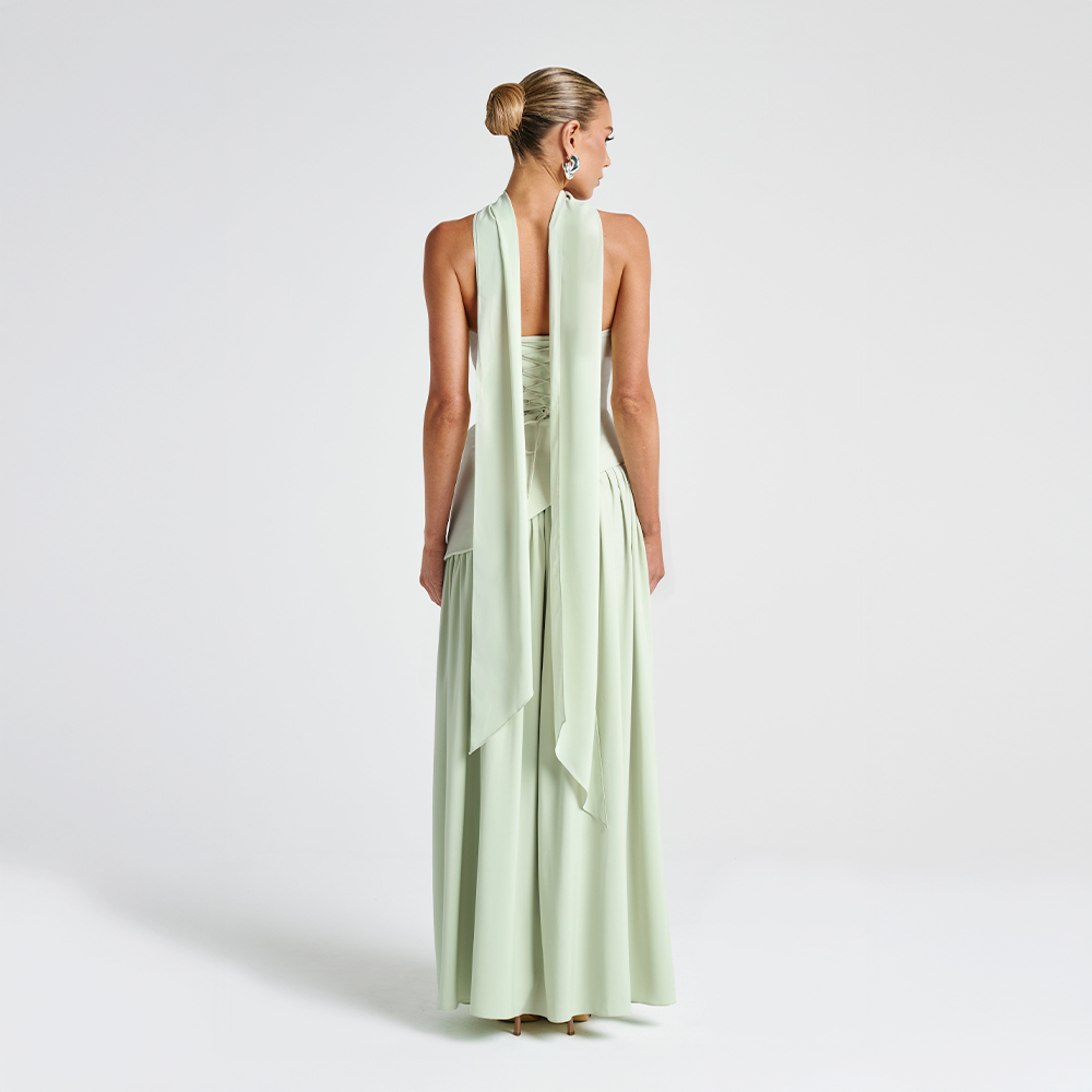 Meget elegant stropløs formel kjole med asymmetrisk snit. Lang gallakjole perfekt til festlige events.