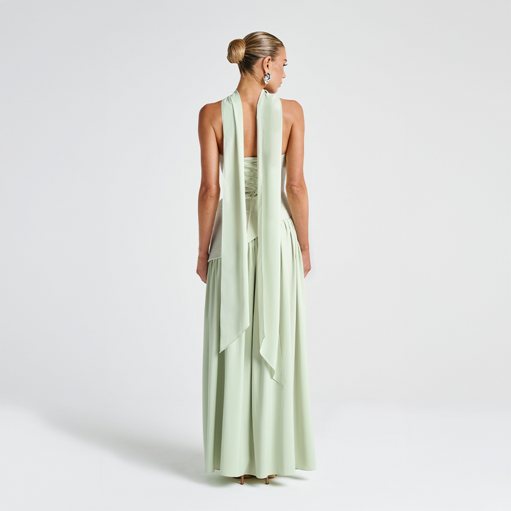 Meget elegant stropløs formel kjole med asymmetrisk snit. Lang gallakjole perfekt til festlige events.