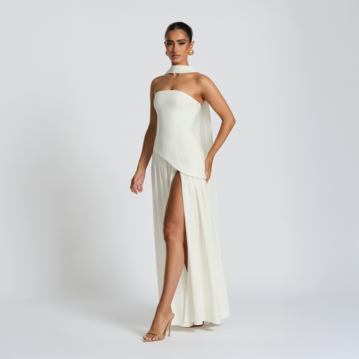 Smuk stropløs gallakjole for kvinder. Lang, elegant og asymmetrisk med et sofistikeret snit.