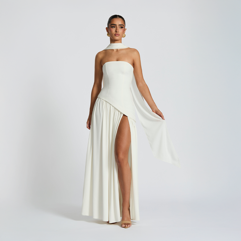 Elegant stropløs asymmetrisk gallakjole. Lang formel kvindekjole med flot fald.