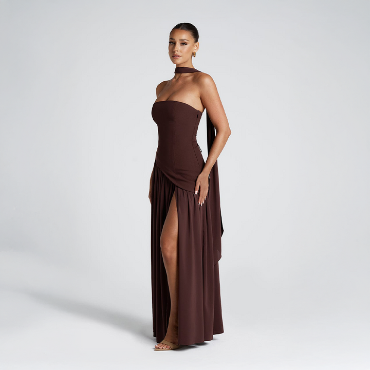 Elegant stropløs gallakjole med asymmetrisk snit. Lang formel festkjole til en glamourøs aften.