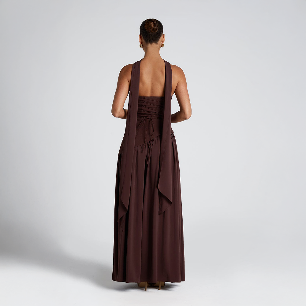 Lang gallakjole til kvinder, elegant og stropløs med asymmetrisk design. En smuk aftenkjole.