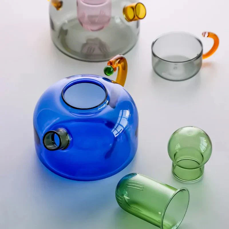 To stilfulde tekrus i glas, en del af et moderne tesæt, velegnet til en hyggelig og elegant teoplevelse.