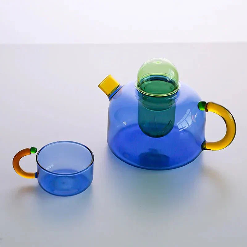 Tekande og krus sæt vist i en minimalistisk indretning, der fremhæver det moderne design og funktionalitet.