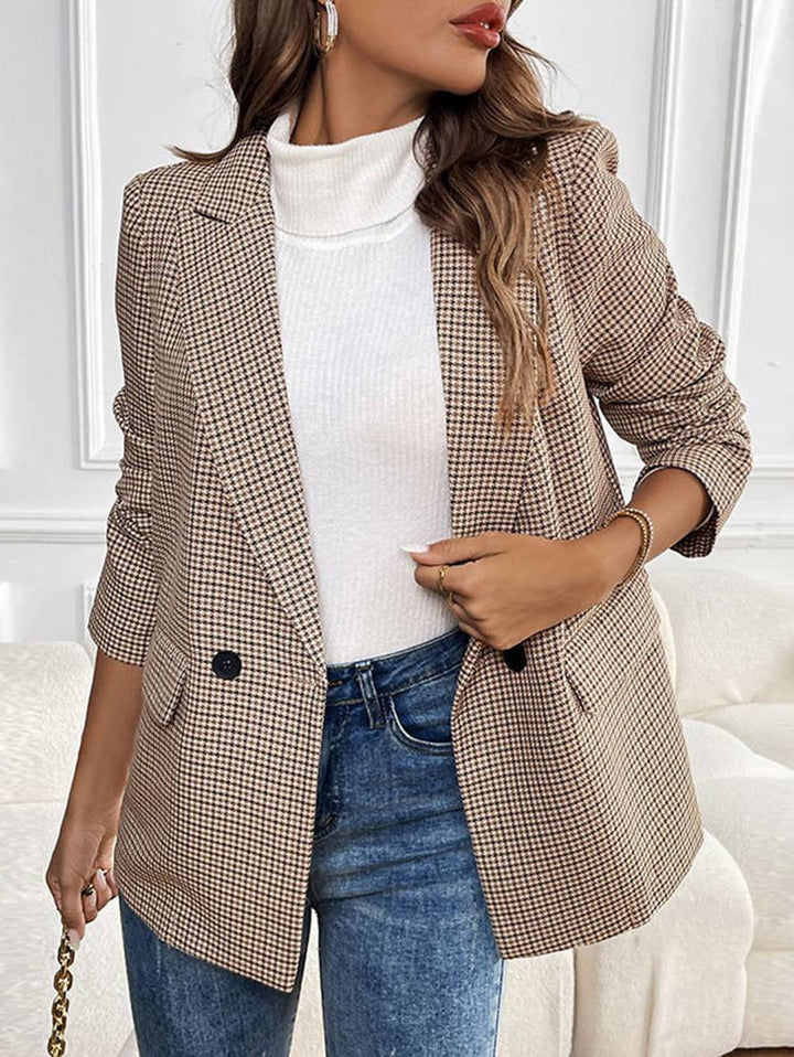 Elegant ternet blazer til kvinder i khaki med knaplukning, perfekt til kontor eller afslappet stil.