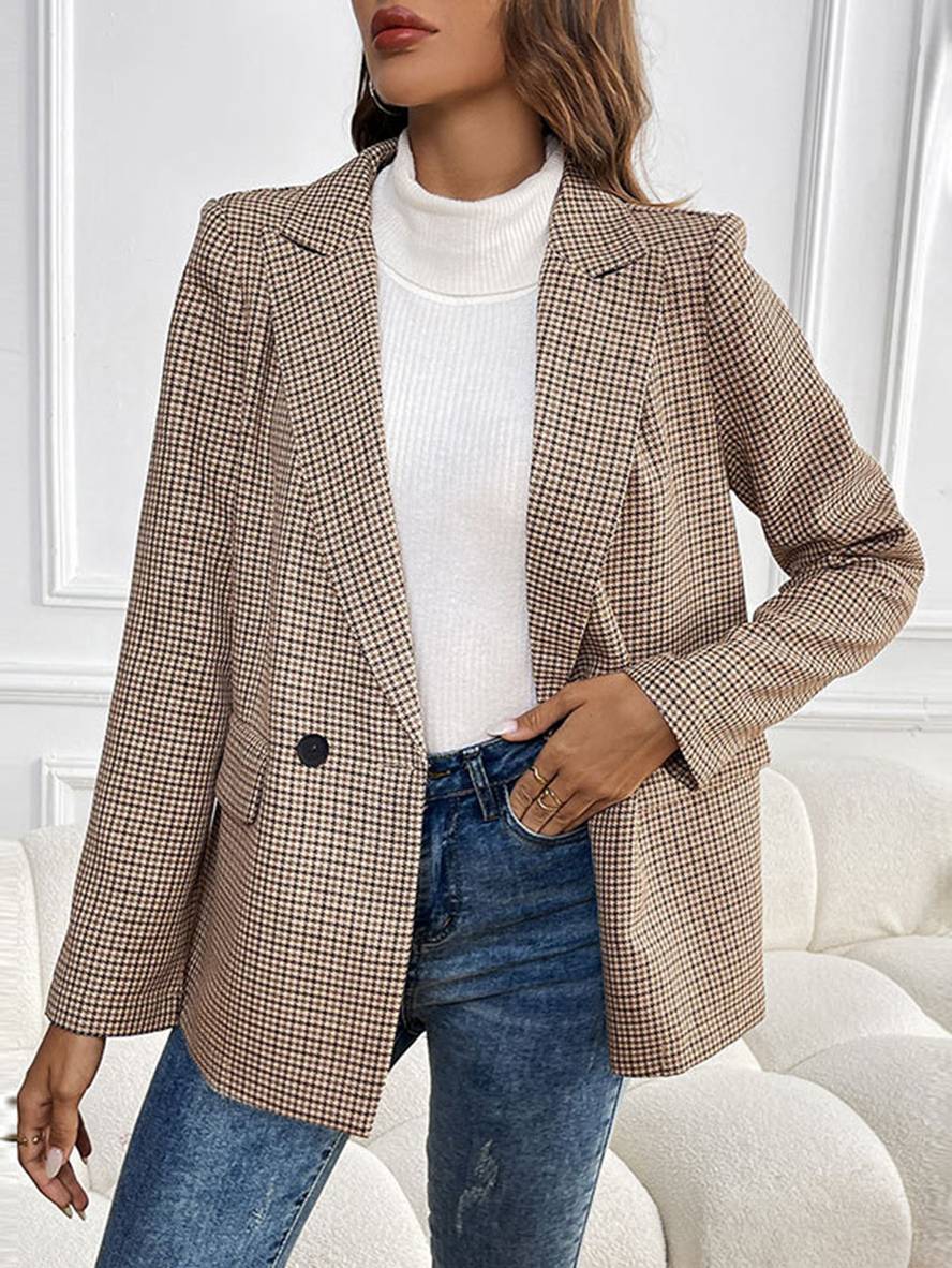 Alsidig kvinders ternet blazer i khaki, langærmet med knapper og lommer for et smart hverdagslook.