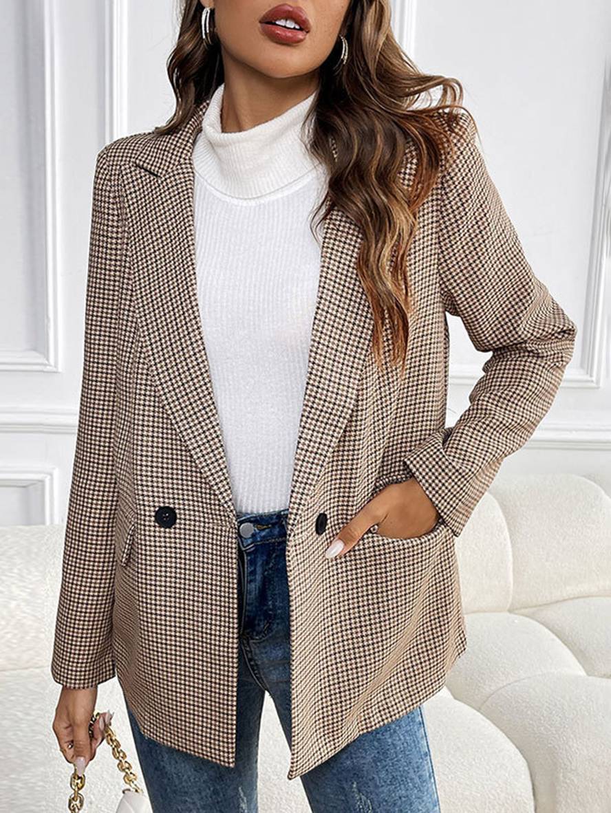 Model iført elegant khaki ternet blazer til kvinder, der viser afslappet kontorstil med knapper og pasform.