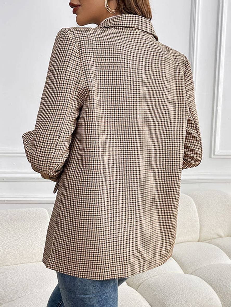 Nærbillede af ternet khaki blazer til kvinder, med knaplukning og struktur for en elegant pasform og finish.