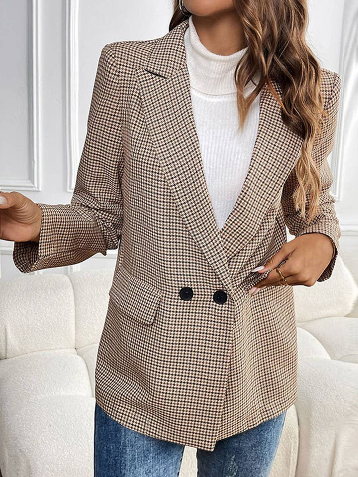 Stilfuld ternet overtøjsblazer til kvinder i khaki, perfekt som elegant jakke med knapper til modebevidste.