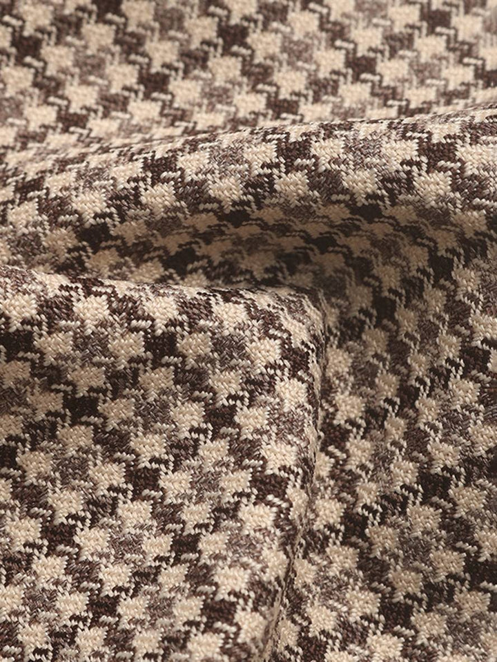 Detaljeret billede af kvinders ternet blazer i khaki, med funktionelle knapper og lommer til moderne stil.