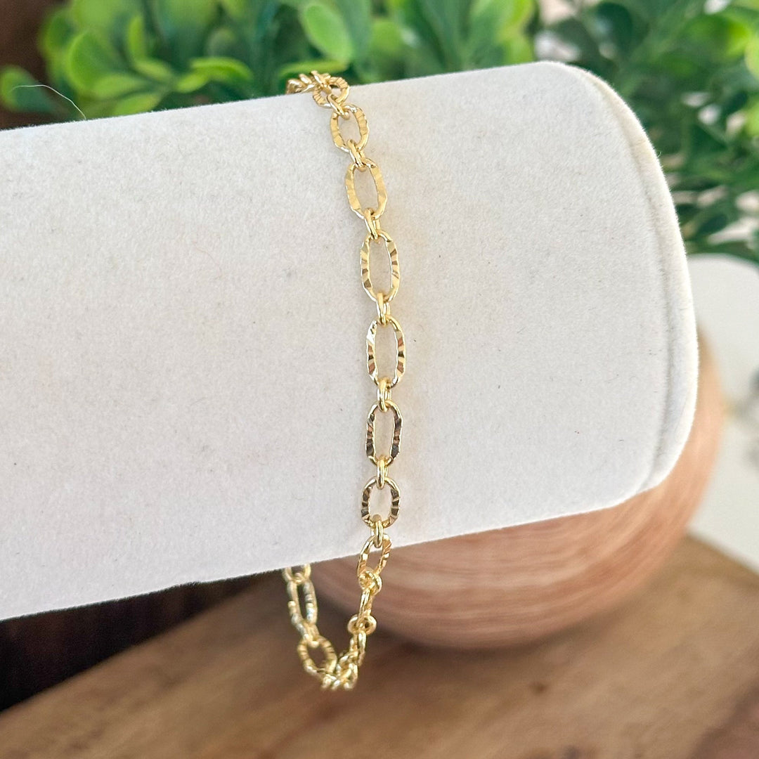 Elegant tidløst dame guld kædearmbånd. Klassisk og minimalistisk guldsmykke til kvinder.