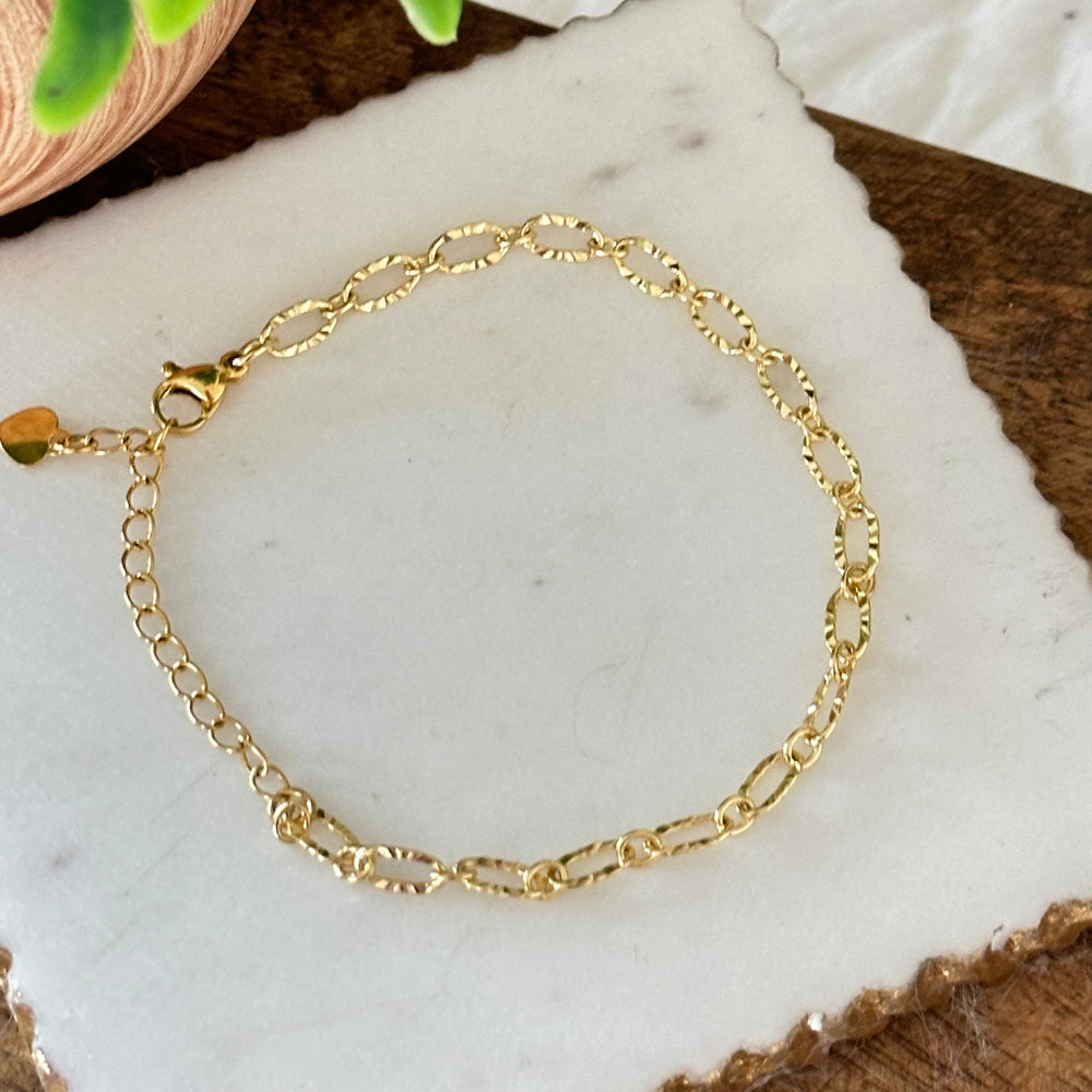 Minimalistisk guld kædearmbånd til kvinder. Perfekt som hverdagssmykke med tidløs elegance.