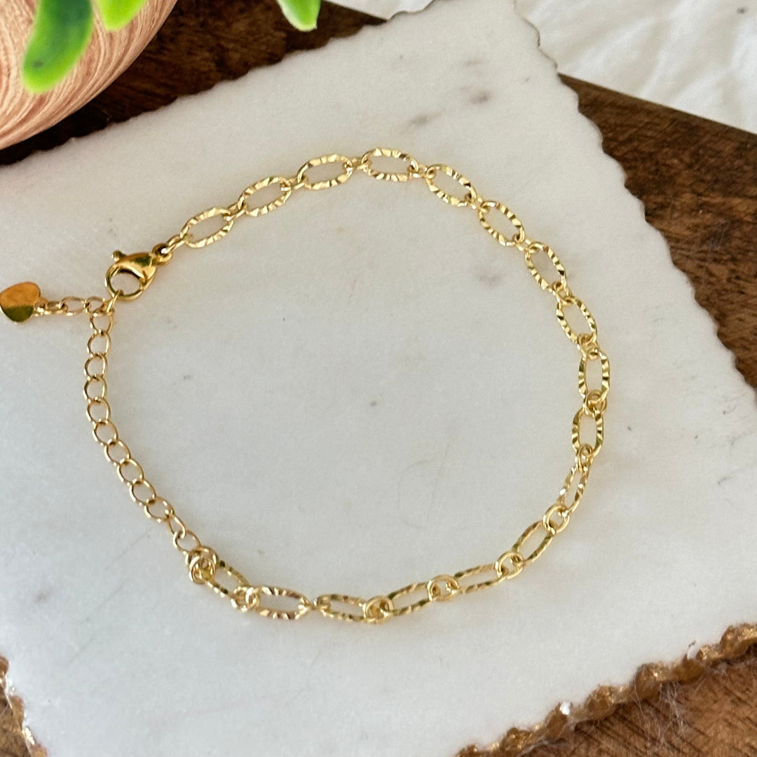 Minimalistisk guld kædearmbånd til kvinder. Perfekt som hverdagssmykke med tidløs elegance.