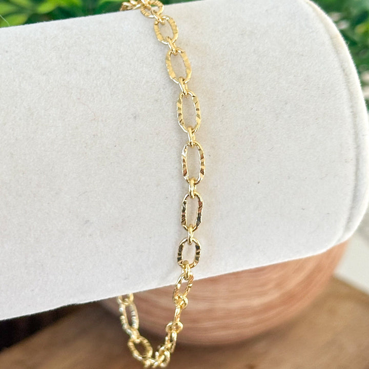 Klassisk dame guld kædearmbånd. Elegant guldsmykke der fuldender ethvert outfit som tidløst accessory.