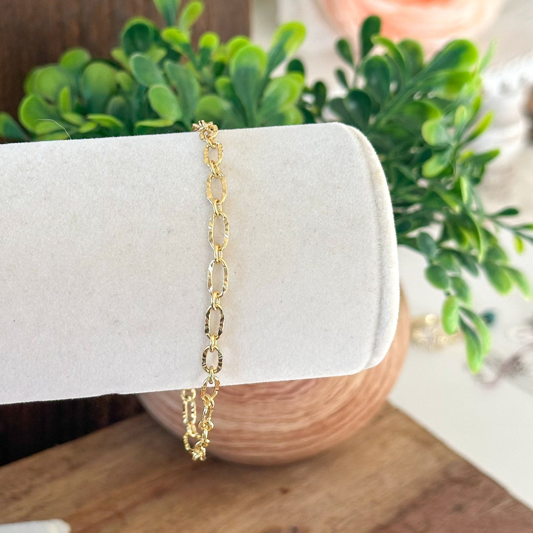 Flot guld kædearmbånd til damer. Et elegant og minimalistisk smykke, ideelt til både hverdag og fest.