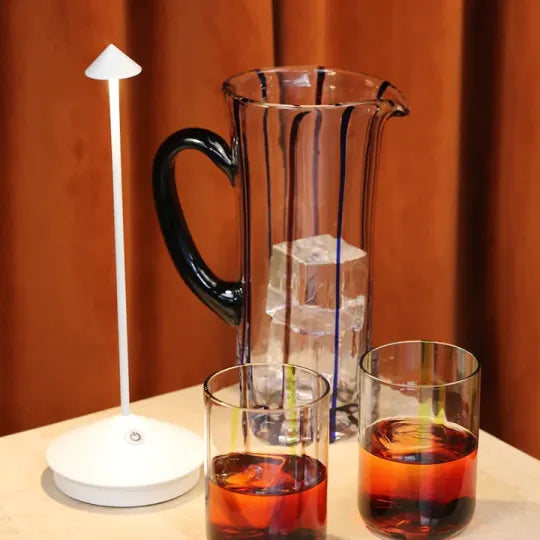 "Elegant trådløs bordlampe med dæmpbart lys, i sort finish, ideel til både indendørs og udendørs brug,  vandtæt design."