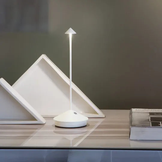 "Elegant trådløs bordlampe med dæmpbart lys, i sort finish, ideel til både indendørs og udendørs brug,  vandtæt design."