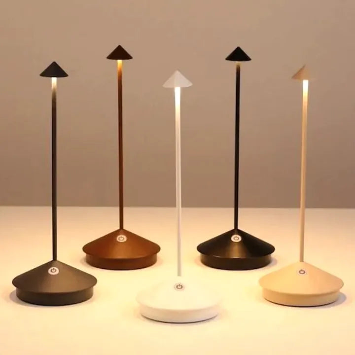 "Elegant trådløs bordlampe med dæmpbart lys, i sort finish, ideel til både indendørs og udendørs brug,  vandtæt design."