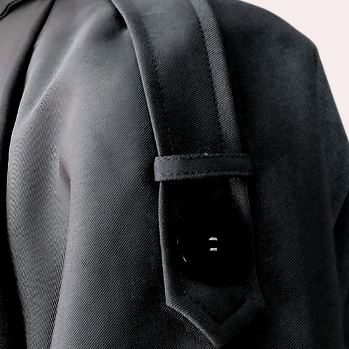 Kvinder's elegant armygrøn trenchcoat, tidløst design, justerbar talje.