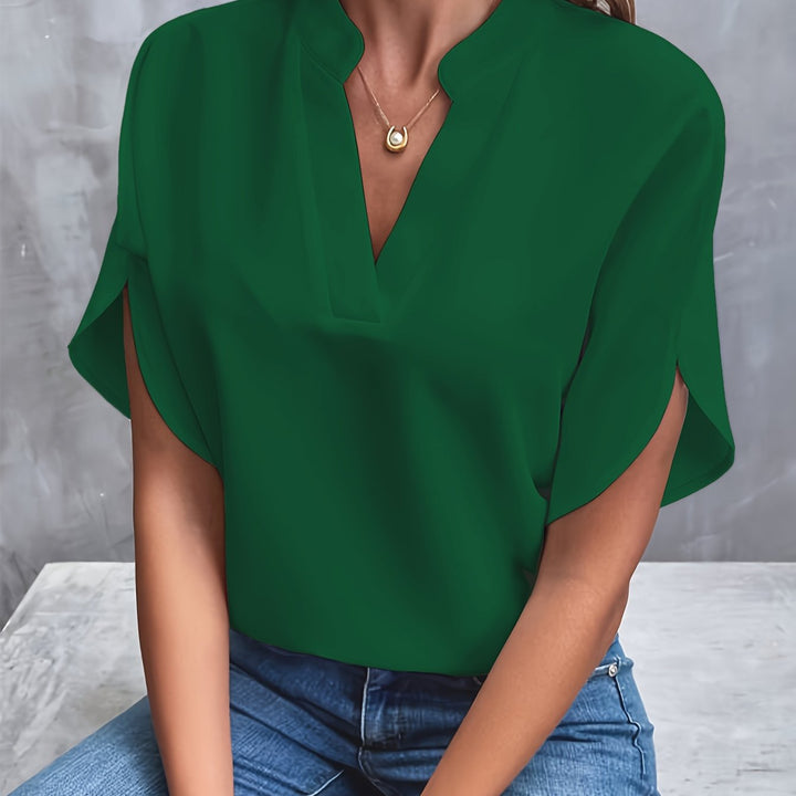 Smart dametøj: V-bluse med ståkrave, korte ærmer og elegant design.