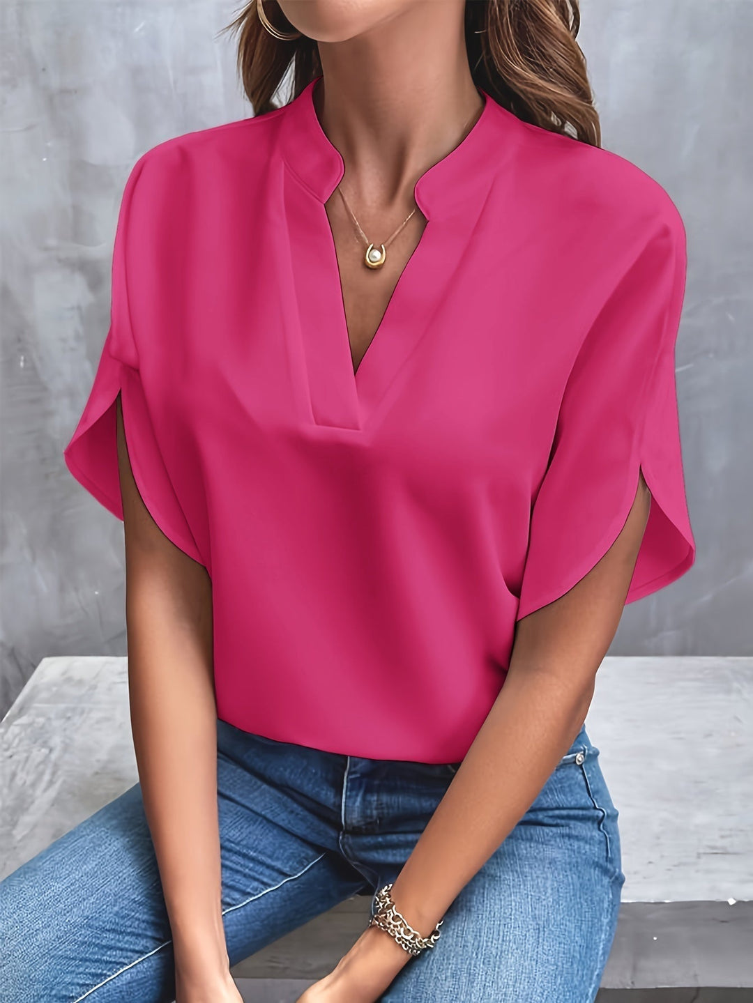 Løs og elegant kontorbluse til kvinder; V-hals, ståkrave og korte ærmer.