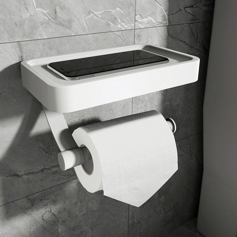 Stilfuld vægmonteret toiletpapirholder med hylde i sort til badeværelsesopbevaring, elegant og funktionel løsning.