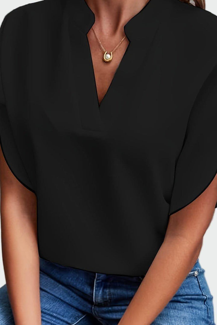 Feminin V-hals bluse til damer i let design. Kortærmet hverdagstop, der er både afslappet og elegant.
