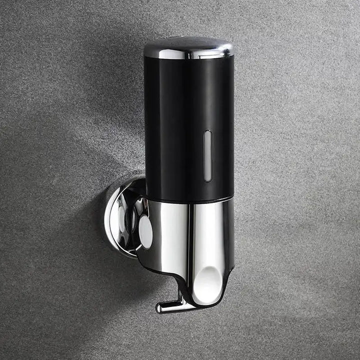 "Elegant vægmonteret sæbedispenser med dobbelt rum, minimalistisk design, gennemsigtige sektioner for nemt overblik."