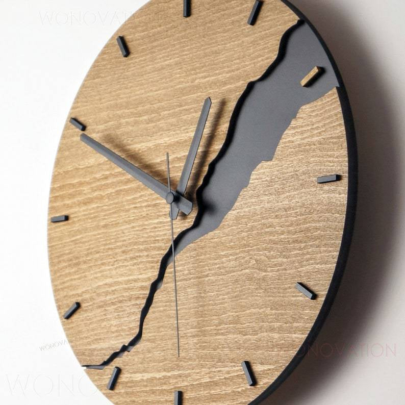 "Elegant vægur i træ med minimalistisk design, perfekt som centrum i stue, kontor eller soveværelse."