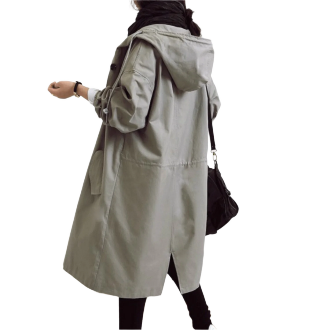 Elegant, vandafvisende trenchcoat til kvinder i klassisk design, med bælte og lommer, velegnet til overgangsvejr.