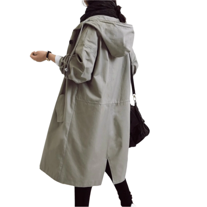 Elegant, vandafvisende trenchcoat til kvinder i klassisk design, med bælte og lommer, velegnet til overgangsvejr.