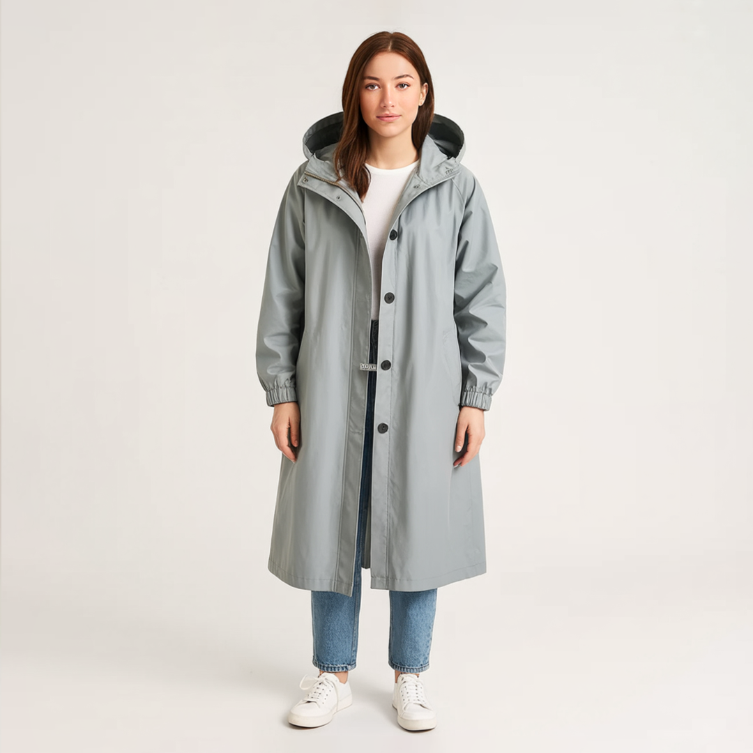 Elegant, vandafvisende trenchcoat til kvinder i klassisk design, med bælte og lommer, velegnet til overgangsvejr.