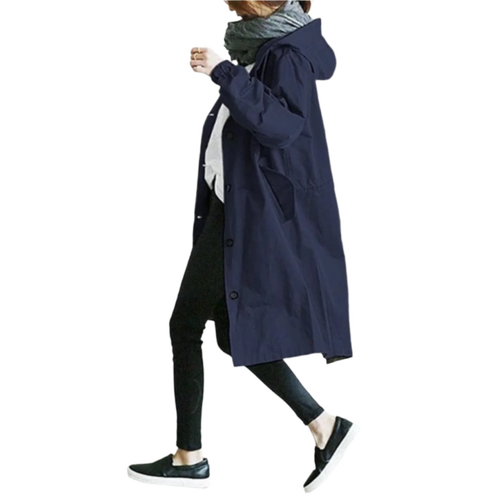 Elegant, vandafvisende trenchcoat til kvinder i klassisk design, med bælte og lommer, velegnet til overgangsvejr.