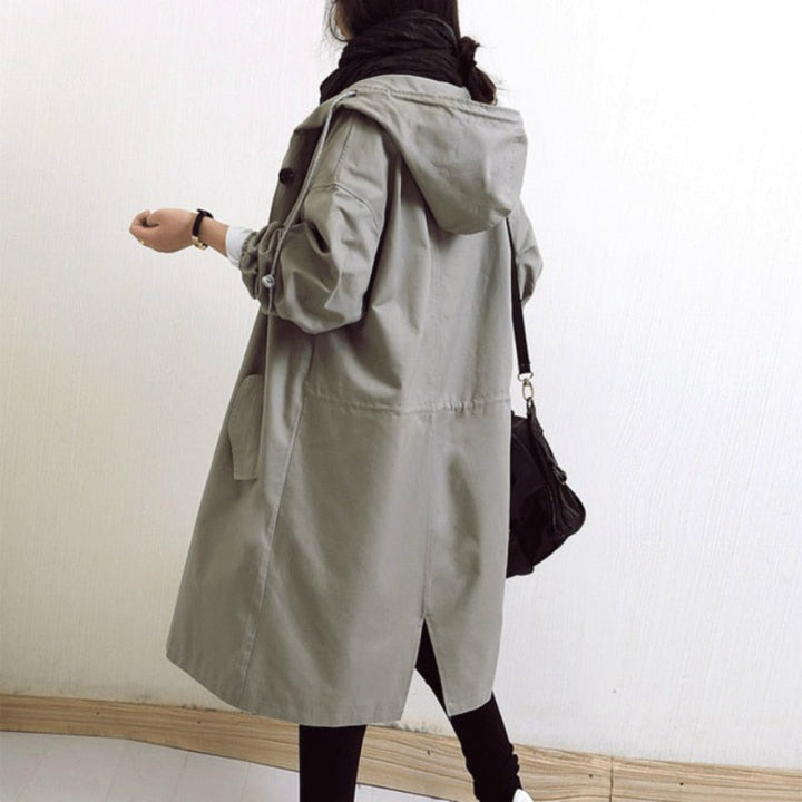 "Elegant vandtæt regnfrakke til kvinder med justerbar hætte, åndbart materiale og lynlåslommer til sikker opbevaring."