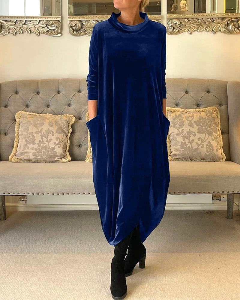 "Elegant velourkjole med lommer, kvindes kjole, forfra, luksuriøs velour, praktiske lommer, flatterende pasform"