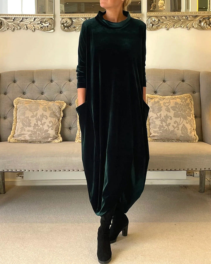 "Elegant velourkjole med lommer, kvindes kjole, forfra, luksuriøs velour, praktiske lommer, flatterende pasform"