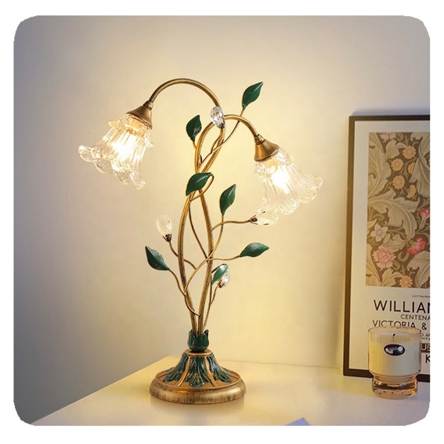 Elegant vintage bordlampe med fransk blomstret design, delikate blomsterdetaljer og jern-krystal-glas struktur.