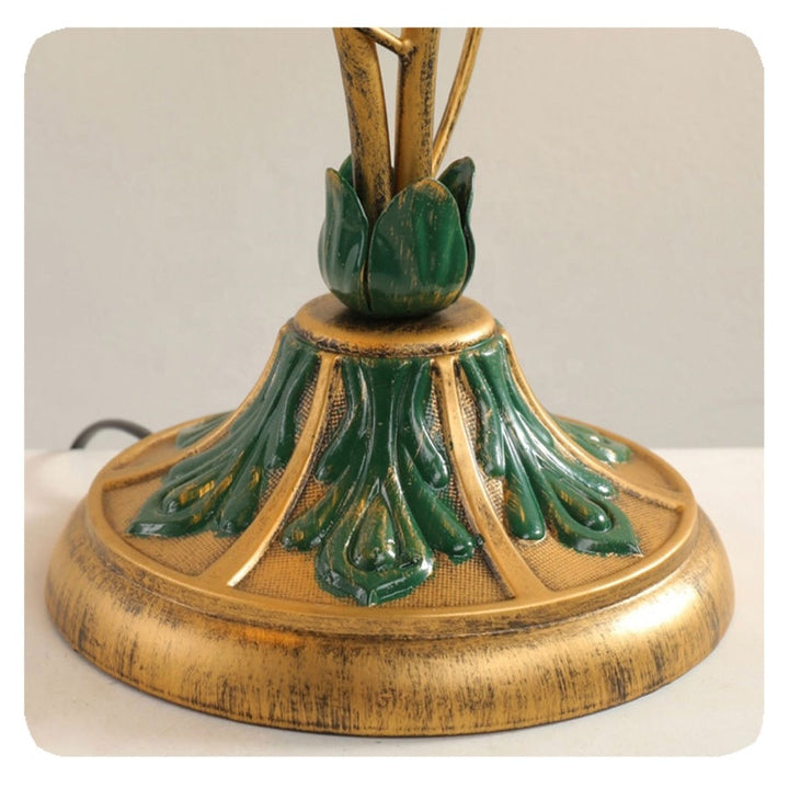 Elegant vintage bordlampe med fransk blomstret design, delikate blomsterdetaljer og jern-krystal-glas struktur.